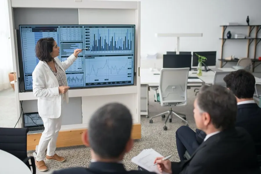 Une équipe examine le reporting opérationnel